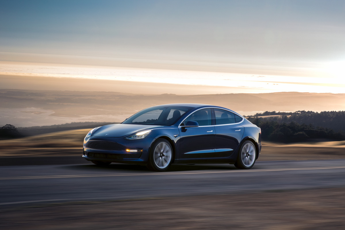 Tesla Model 3, una dintre cele mai așteptate mașini electrice